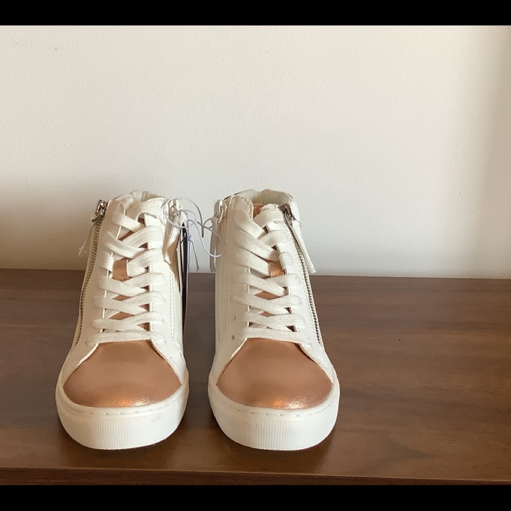 Universal Thread tennis shoes - Picture 2 of 8